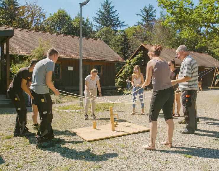 Team-Event Auszubildende Landratsamt Göppingen Auszubildende beim einem Team-Event-Spiel