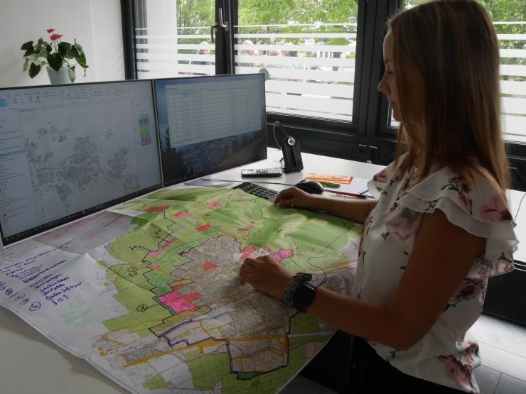 Geomatiker*in Landratsamt Göppingen Eine Geomatikerin bei der Arbeit