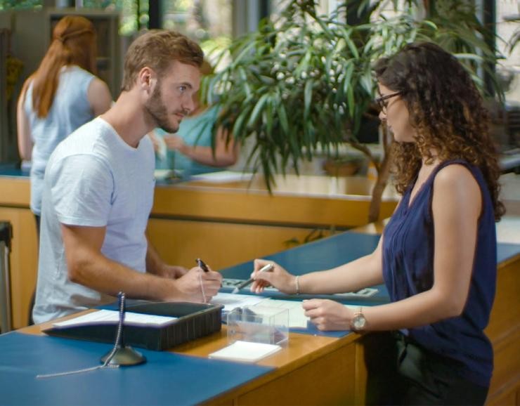 Verwaltungsangestellte*r Landratsamt Göppingen Beratungssituation mit Formular am Schalter Landratsamt Göppingen