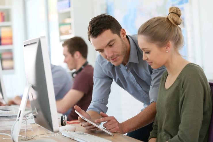 Betriebswirtschaftliche und soziale Inhalte des Studiums Sozialwirtschaft Studierende B.A. Sozialwirtschaft bekommt etwas erklärt