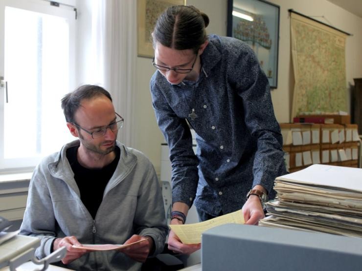 Auszubildender mit Anleiter  Kreisarchiv des Landratsamts Göppingen