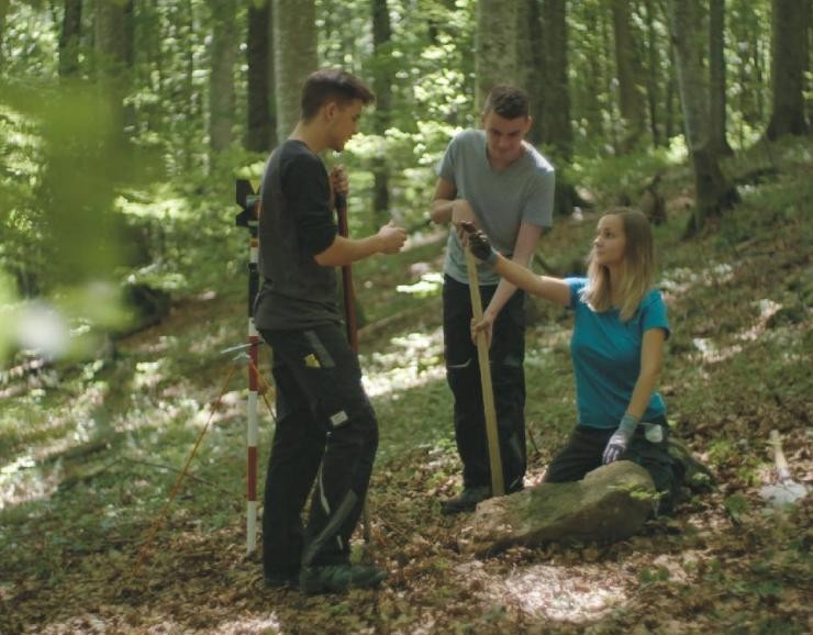 Vermessungstechniker*in Landratsamt Göppingen drei Auszubildende Vermessungstechniker*innen messen im Wald