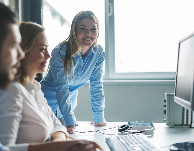 Verwaltungswirt*in Landkreis Göppingen Ausbildung am Computer, Auszubildende und zwei Angestellte