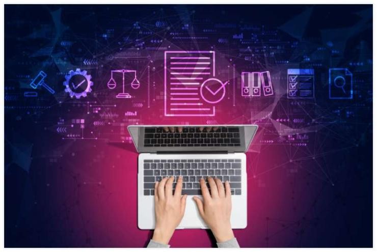 Adobestock-Tierney Digitales Verwaltungsmanagement Symbolbild mit einem Laptop und Grafiken