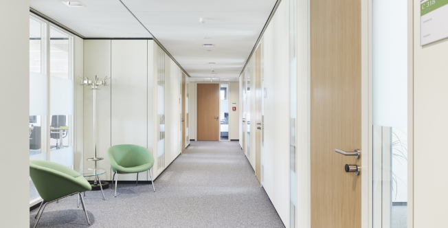 Flur mit Sitzmöbeln im Erweiterungsbau, Bauteil C, des Landratsamtes